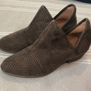 Booties size 7 1/2, fit like a narrow 7.